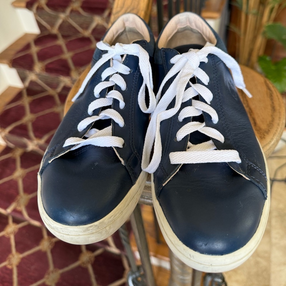 Lacoste ladies, leather, navy sneaker very good condition size 7 new laces - Picture 14 of 15